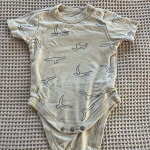 Goumi onesie 3-6Mo cream with blue seagulls pattern